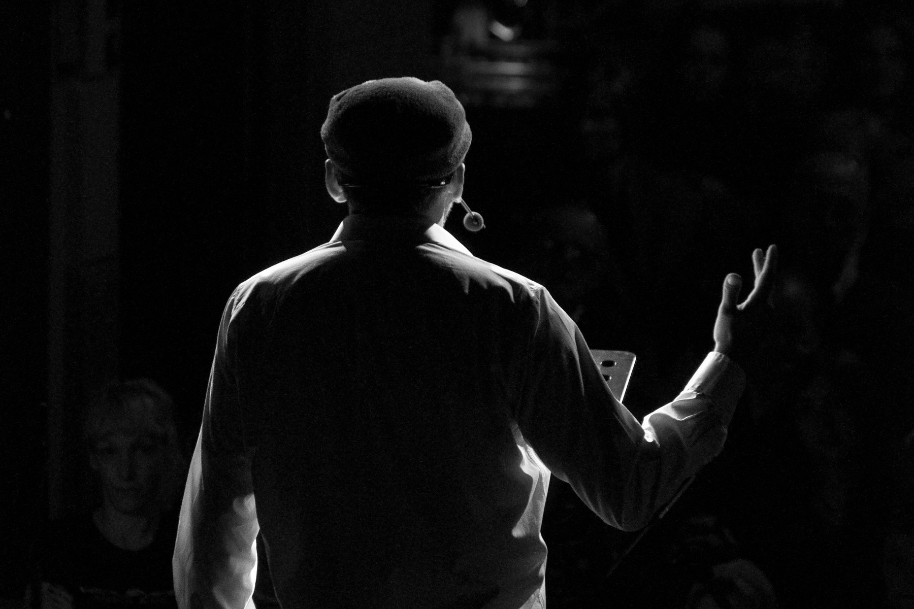 conferenciante habla al publico de espaldas